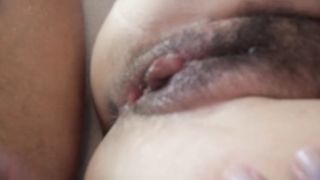 Снимая на камеру чувак страстно жарит в обе дырочки свою замужнюю любовницу