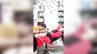 Парикмахер делает кунилингус клиентке