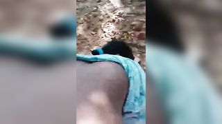 Индийская девушка оттрахана на природе перед камерой смартфона