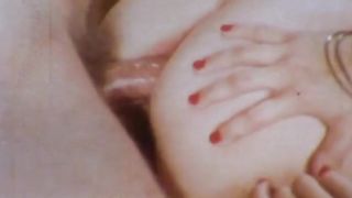 Состоятельный мужчина трахает молодых любовниц в ретро групповом ЖМЖ порно